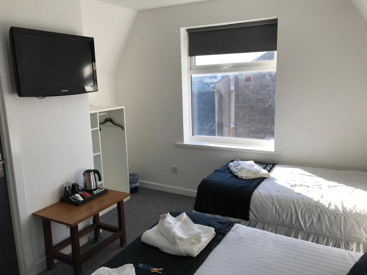 Alexandra Hotel *